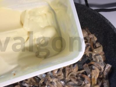 Kepti grybai grietinėlės-sūrio padaže Žingsnis 3