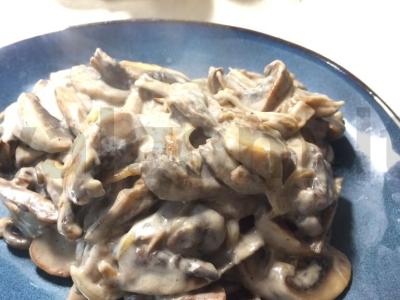 Kepti grybai grietinėlės-sūrio padaže pagrindine nuotrauka