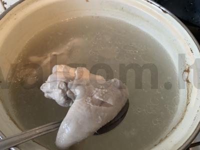 Lengvas vištienos sriuba su vermišeliais pietums Žingsnis 1