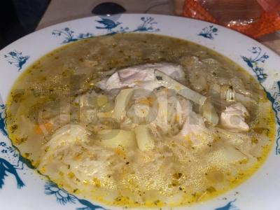 Lengvas vištienos sriuba su vermišeliais pietums pagrindine nuotrauka