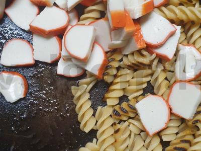 Amerikietiški makaronai su krabų lazdelėmis ir kukurūzais Žingsnis 1