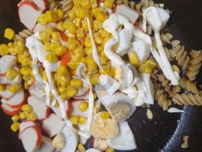 Amerikietiški makaronai su krabų lazdelėmis ir kukurūzais Žingsnis 3