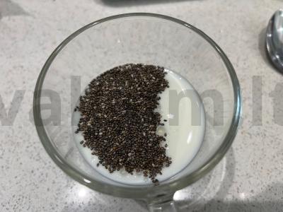 Pudingas su braškėmis, mandarinų ir chia sėklomis Žingsnis 1