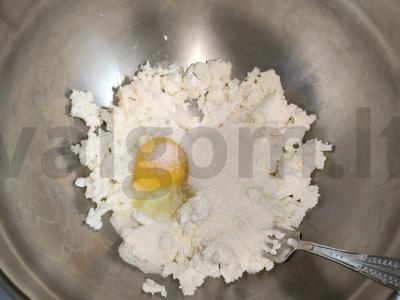 Patingėti varškės virtinukai su grietine ir avietėmis Žingsnis 1