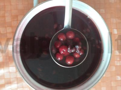 Kvapnus vyšnių ir uogų kompotas pagrindine nuotrauka