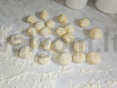 Patingėti varškės virtinukai su grietine ir avietėmis Žingsnis 5