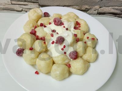 Patingėti varškės virtinukai su grietine ir avietėmis pagrindine nuotrauka