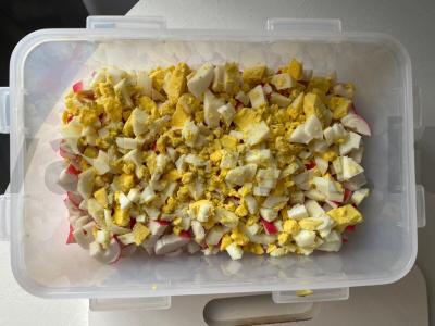 Krevetėmis sluoksniuotas salotas Žingsnis 2