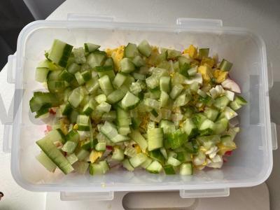 Krevetėmis sluoksniuotas salotas Žingsnis 3