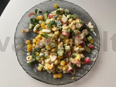 Krevetėmis sluoksniuotas salotas pagrindine nuotrauka