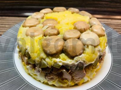 Kalakutų salotos „Gribų“ pagrindine nuotrauka