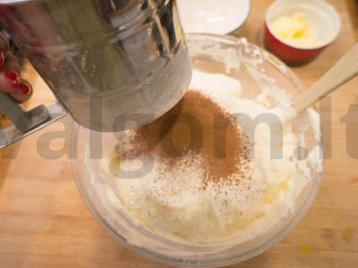 Kavos biskvitiniai pyragaičiai Žingsnis 4