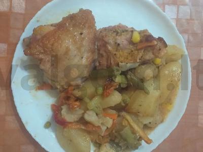 Vištienos šlaunelės su meksikietiška mišraine, bulvėmis ir žiediniais kopūstais kepimo maiše pagrindine nuotrauka