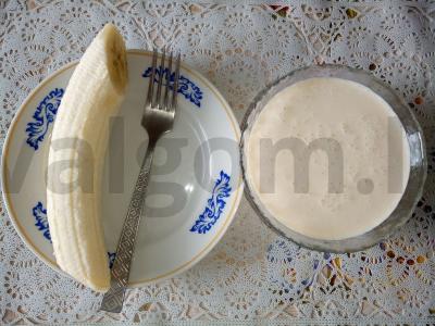 Suflė iš rauginto pieno, kakavos ir banano Žingsnis 1