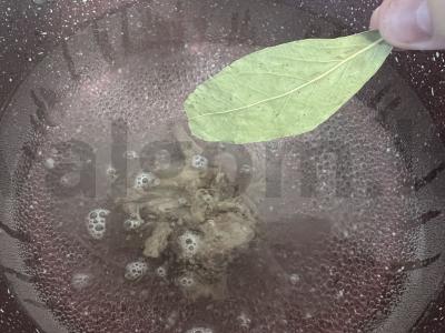 Rūgščiųjų žolelių sriuba iš paruoštos medžiagos Žingsnis 1