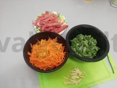 Grikių makaronai su kiauliena sojų padaže su daržovėmis Žingsnis 1