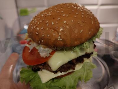 Namų burgeriai su trimis padais pagrindine nuotrauka