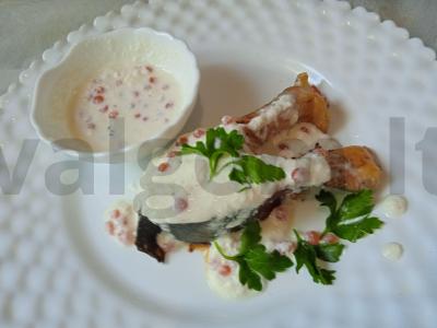 Upėtakis su grietinėlės, ikrų ir mocarelos padažu pagrindine nuotrauka