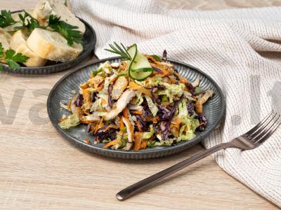 Kalakutienos salotos su žemės riešutais pagrindine nuotrauka