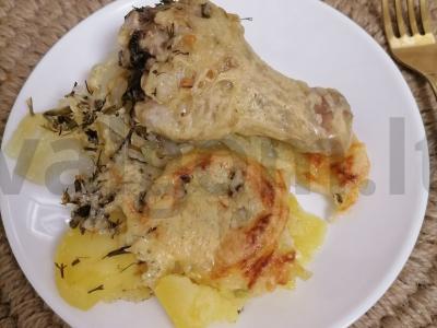 Vištiena, kepta su bulvėmis po sūriu pagrindine nuotrauka