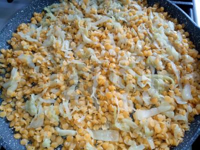 Raudona lęša su troškinta kopūstu ir kiaušiniais Žingsnis 2