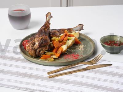 Kepta kalakutų blauzda su svogūnais, česnaku ir salierais pagrindine nuotrauka