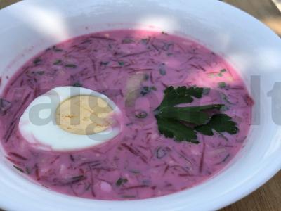 Šaltas burokėlių sriuba klasikinis pagrindine nuotrauka