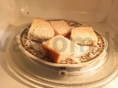 Užkandis su dešra ir marinuotais svogūnais mikrobangų krosnelėje Žingsnis 1