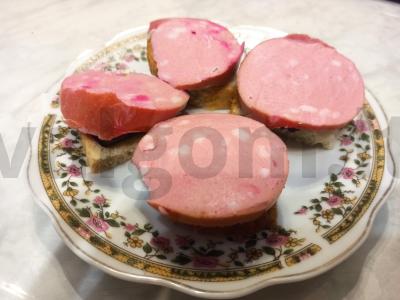 Užkandis su dešra ir marinuotais svogūnais mikrobangų krosnelėje Žingsnis 3