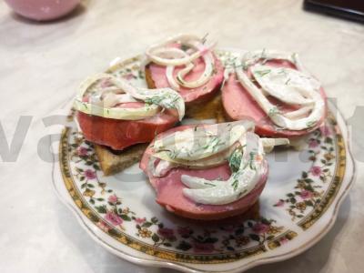 Užkandis su dešra ir marinuotais svogūnais mikrobangų krosnelėje Žingsnis 4