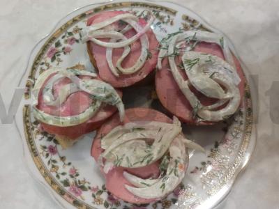 Užkandis su dešra ir marinuotais svogūnais mikrobangų krosnelėje pagrindine nuotrauka