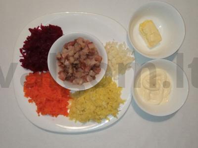 Klasikinis receptas salotoms „Silkė po šubomis“ Žingsnis 1