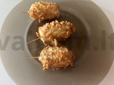 Mažos dešrelės ant pagaliuko miltų apvalkale pagrindine nuotrauka