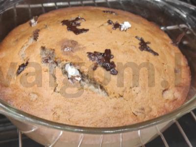 Bananų keksiukas su uogomis pagrindine nuotrauka