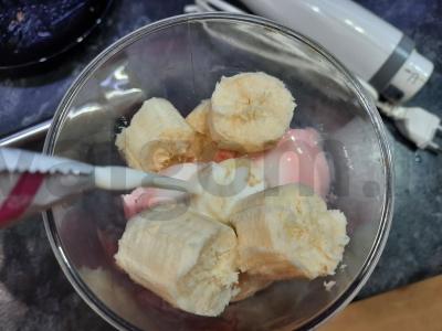 Pieninis kokteilis su bananais, ledais ir kondensuotu pienu Žingsnis 3