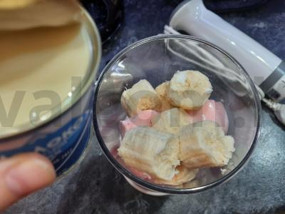 Pieninis kokteilis su bananais, ledais ir kondensuotu pienu Žingsnis 4