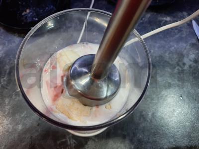 Pieninis kokteilis su bananais, ledais ir kondensuotu pienu Žingsnis 5