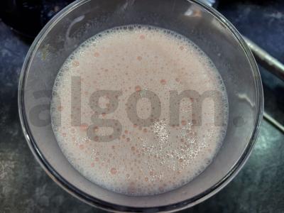 Pieninis kokteilis su bananais, ledais ir kondensuotu pienu pagrindine nuotrauka