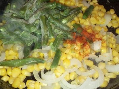 Šiltas salotas su pupelėmis ir kukurūzais Žingsnis 4