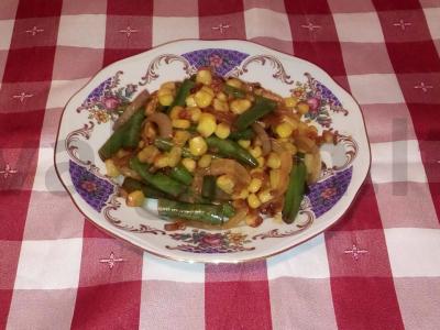 Šiltas salotas su pupelėmis ir kukurūzais pagrindine nuotrauka