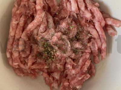 Mėsos lizdai su pomidorais ir svogūnais Žingsnis 1