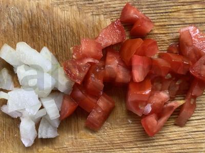 Mėsos lizdai su pomidorais ir svogūnais Žingsnis 2