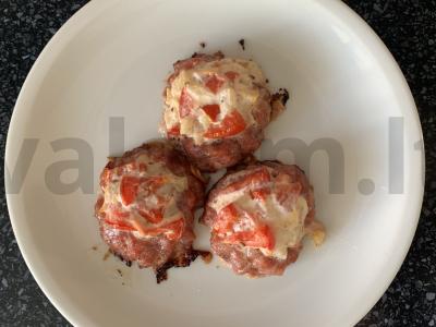 Mėsos lizdai su pomidorais ir svogūnais pagrindine nuotrauka