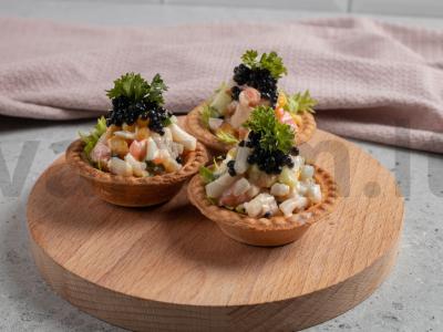 Karališkas salotas su Pekino kopūstu tartaletėje pagrindine nuotrauka