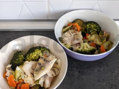 Žuvies filė su daržovėmis garuose pagrindine nuotrauka