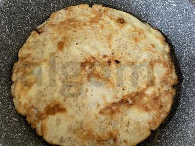 Avižų blynas su dešros, pomidorų ir sūrio įdaru Žingsnis 3