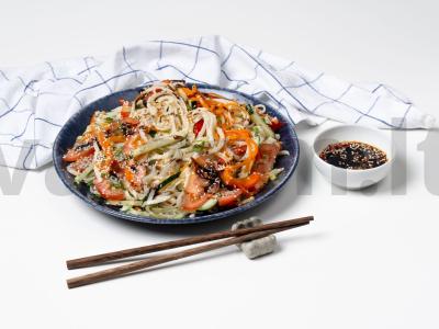 Daržovių troškinys su udon makaronais pagrindine nuotrauka