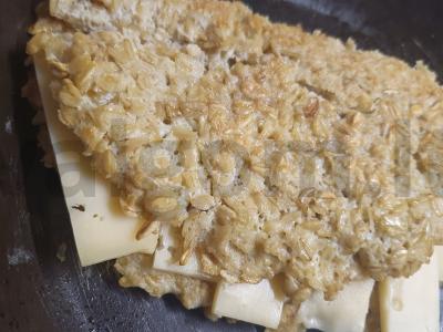 Avižų blynas su sūriu pusryčiams arba užkandžiui pagrindine nuotrauka