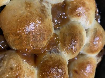 Kepiniai su virta saldžia grietinėle pagrindine nuotrauka