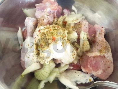 Bulvės su vištiena, grietine ir prieskoniais orkaitėje Žingsnis 1